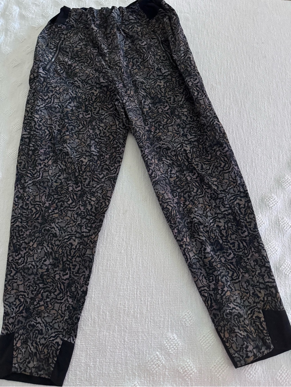 Athleta TREKKIE NORTH JOGGER, KINETIC ABSTRACT BLACK SIZE 14
F3